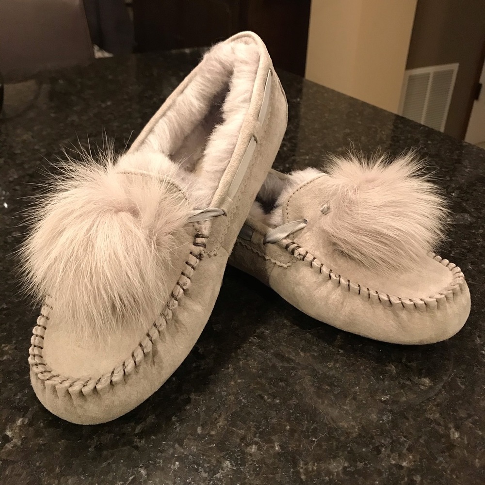 New UGG Dakota Pom Pom Slippers, Seal Grey, 7 - Picture 2 of 8